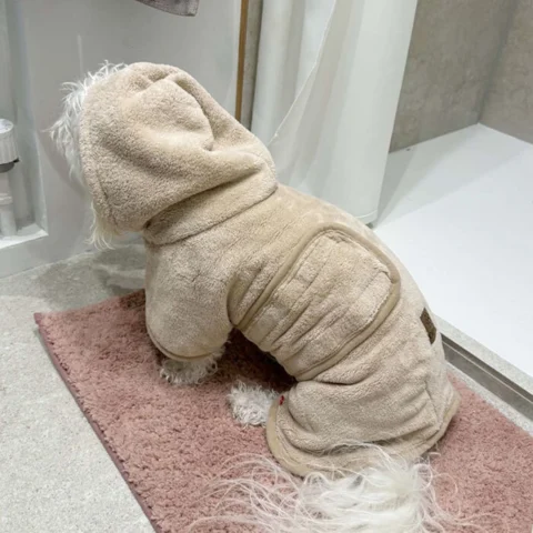Ollipet Wellness Tørrekåbe i beige vist fra siden på hundemodel