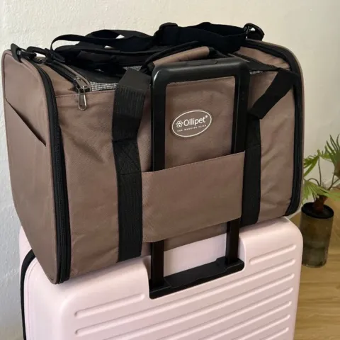 På bagsiden finder du et praktisk stofstykke, så tasken nemt kan placeres sikkert oven på en kuffert, ideelt til rejser med tog, fly eller bil.