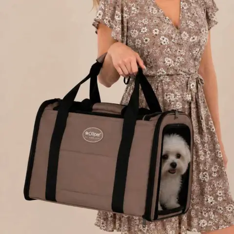 Praktisk transporttaske til hund med ekstra tyk brun madras og god ventilation