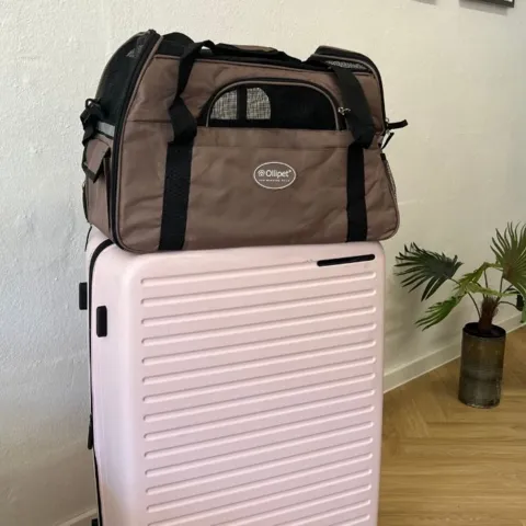 Rejsetasken passer oven på en kuffert for nem transport