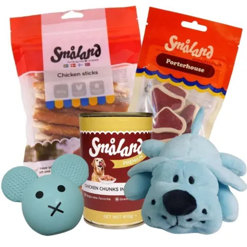 Forkæl din hund med lyseblå legetøjsvenner, lækre Chicken Sticks, bløde Porterhouse snacks og vådfoder med kylling. Til leg, hygge og gode smagsoplevelser
