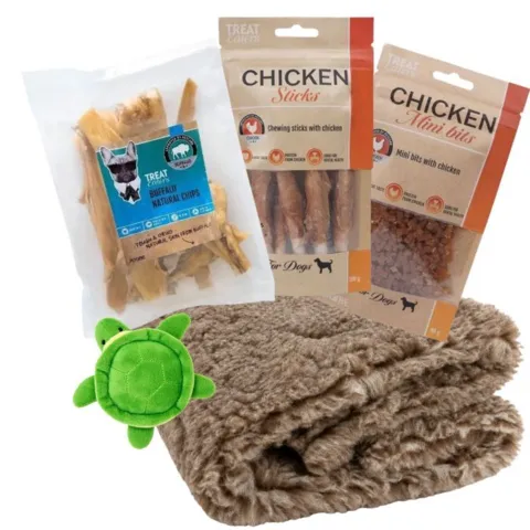 Forkæl din hund med blødt khaki vetbed, en sød mini-skildpadde og lækre snacks. Vælg selv smag på Mini Bits og tyggepinde til hyggelige stunder.