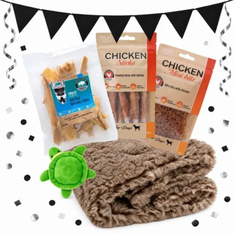 Gør hundens hyggestunder ekstra lækre med et Black November pakketilbud med khaki vetbed, mini-skildpadde, Buffalo Chips, Mini Bits og tyggepinde.