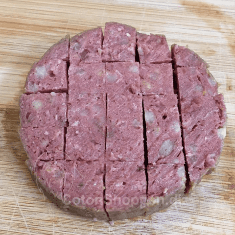 Brit Sausage skæres let i tern | Hundefoder