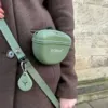 Smart og praktisk silikone godbidstaske til hundegodbidder med clip til gåture, træning og hverdagsbrug.