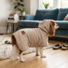 Hund iført Ollipet Wellness tørrekåbe med hætte i stuen