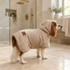 Hund iført Ollipet Wellness tørrekåbe med hætte
