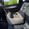 Smart bilsæde med stropper til fastgørelse i bilen