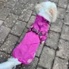 Regnjakke til hunde med integreret sele