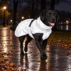 Gå aftenturen med større synlighed. Den reflekterende regnjakke træder tydeligt frem, når hunden er i bevægelse