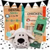 Black November pakketilbud med cremefarvet Cuddly Dog plyshund, Treateaters Collagen Dental Chew, Chicken Dental Chew og Dental Sticks med sorte flag og confetti