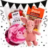 Forkæl din hund med Grisen Grynte, en pink Flower snusebold, lækre andegodbidder og naturlige griseører. En skøn pakke til leg, snusehygge og tyggeglæde