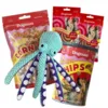 Gør hundens fredagshygge ekstra lækker med varierede Dogman snacks og Ollipet Blæksprutten Charlie, en blød legekammerat med piv