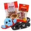 Giv din hund en blød hvileplads og lækker forkælelse med sort vetbed, sprutte med piv, Småland snacks og kalveklov. Til leg og hyggelige pauser.