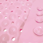 En smart bademåtte så din hund ikke glider på gulvet når den er i bad