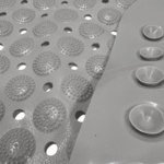 Dette skridsikre underlag bidrager til at gøre badet til en mere behagelig oplevelse for din hund